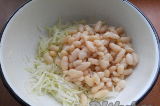 Салат из белокочанной капусты и белой фасоли