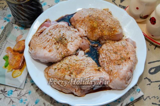 เนื้อต้นขาไก่ในเตาอบ: สูตรอาหารพร้อมชีสและมันฝรั่ง