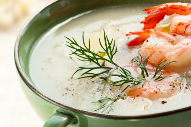Sup seafood: kerang, udang, cumi-cumi, gurita