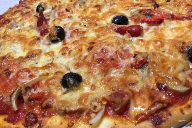 Cara membuat pizza enak dengan sosis