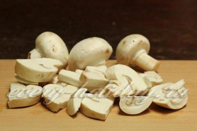 Rebusan tanpa lemak dengan jamur, kol dan kentang