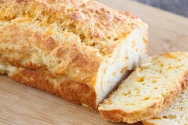 ขนมปังไร้ยีสต์ขาวพร้อม kefir ในเครื่องทำขนมปัง ขนมปังพร้อม kefir ในสูตรเครื่องทำขนมปัง