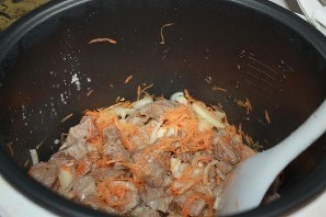 วิธีทำ pilaf หมูร่วนอร่อยในหม้อหุงช้า pilaf มีคุณค่าทางโภชนาการกับหมู