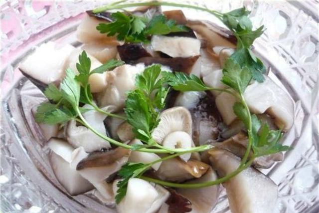 Pengawetan jamur baris untuk musim dingin dalam stoples: resep terbaik