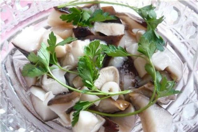 Pengawetan jamur baris untuk musim dingin dalam stoples: resep terbaik