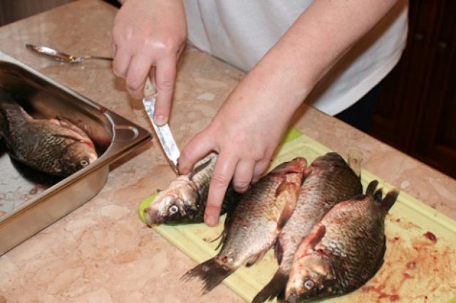 การปรุงปลาคาร์พ crucian โดยใช้เตาอบ วิธีเตรียมอาหารปลาคาร์พ crucian
