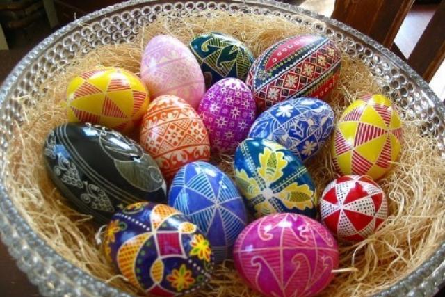 Как покрасить и задекорировать яйца на Пасху — проверенные способы Какими цветами красят яйца на пасху