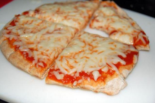 Pizza cepat dalam microwave - resep langkah demi langkah