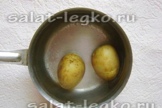 Salad udang dengan keju dan telur Mentimun udang dan salad telur