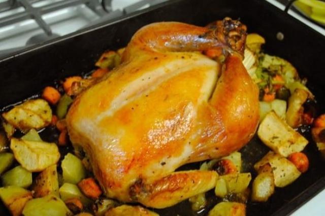 Cara memasak ayam dengan kentang di oven sesuai resep langkah demi langkah dengan foto
